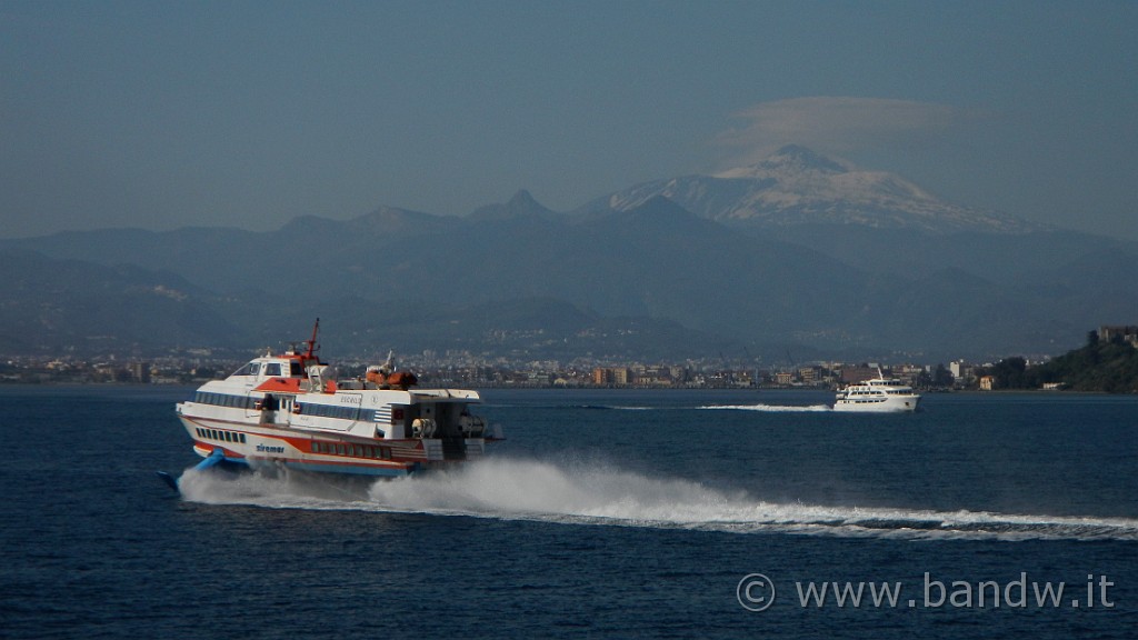 DSCN8652.JPG - Traffico Marittimo a Milazzo ....con l'Etna sullo sfondo